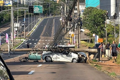 Carro bate em poste e interdita Avenida Flores da Cunha em Cachoeirinha